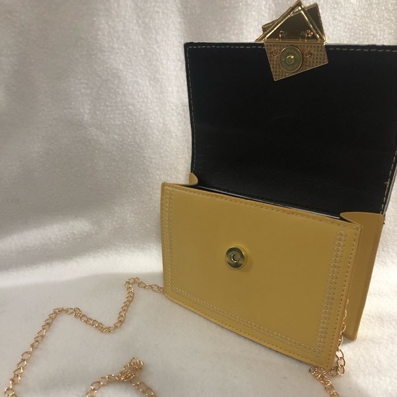 Cute mustard yellow crossbody - Picture 5 of 8